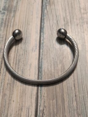 Q-Ray SILVER TONE Wellness Bracelet